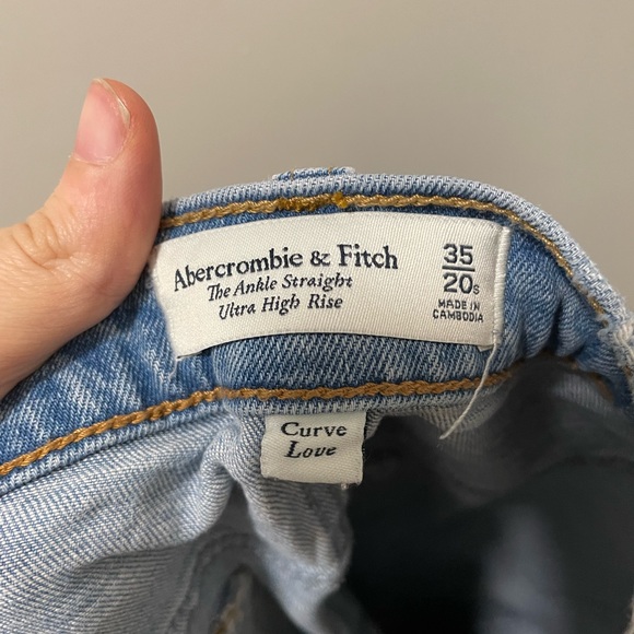 SHORT Abercrombie High Rise Distressed Straight Jeans - Picture 4 of 4